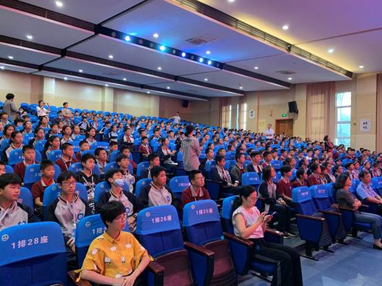 说明: C:\Users\Administrator\Desktop\邱志刚已审核2020年9月24日关于七年级法制讲座的通讯稿——仇静仟\2020年9月24日关于七年级法制讲座的照片1.jpg