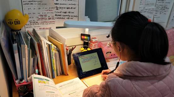 说明: D:\desktop\线上教学通讯稿\三个维度图片\学生学习2.jpg