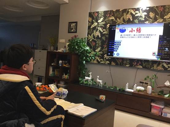 说明: D:\desktop\线上教学通讯稿\三个维度图片\学生学习1.jpg