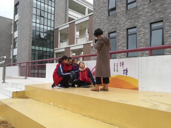 说明: D:\desktop\舟山一初开展防冻防滑之受伤处置演练\264124368891984517.jpg