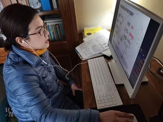 说明: D:\desktop\线上教学通讯稿\三个维度图片\教师授课1.jpg