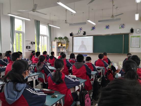 说明: C:\Users\Administrator\Desktop\信息上报\2020年4月13、18、19日关于舟山一初举行2020年春季学期开学典礼通讯稿——朱碧妮\2020年4月18日八年级开学报到照片 6.jpg